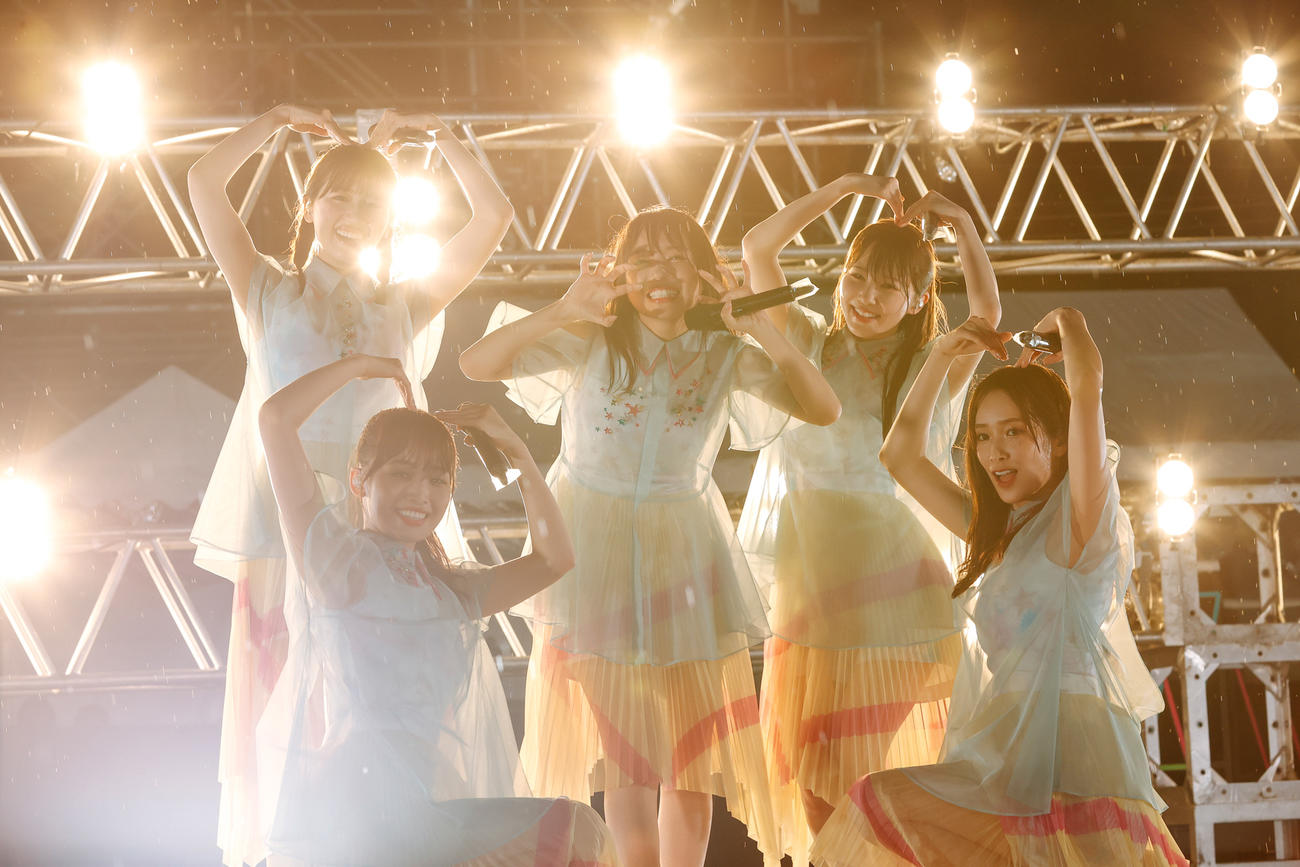 野外ライブ「W－KEYAKI FES．　2022」を開催した日向坂46（撮影・上山陽介氏）