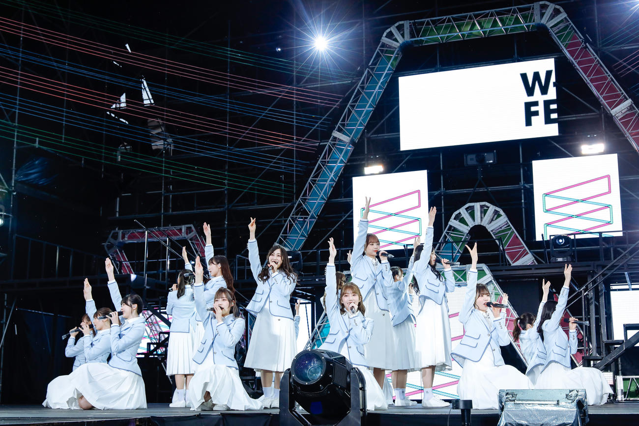 野外ライブ「W－KEYAKI FES．　2022」を開催した日向坂46（撮影・上山陽介氏）
