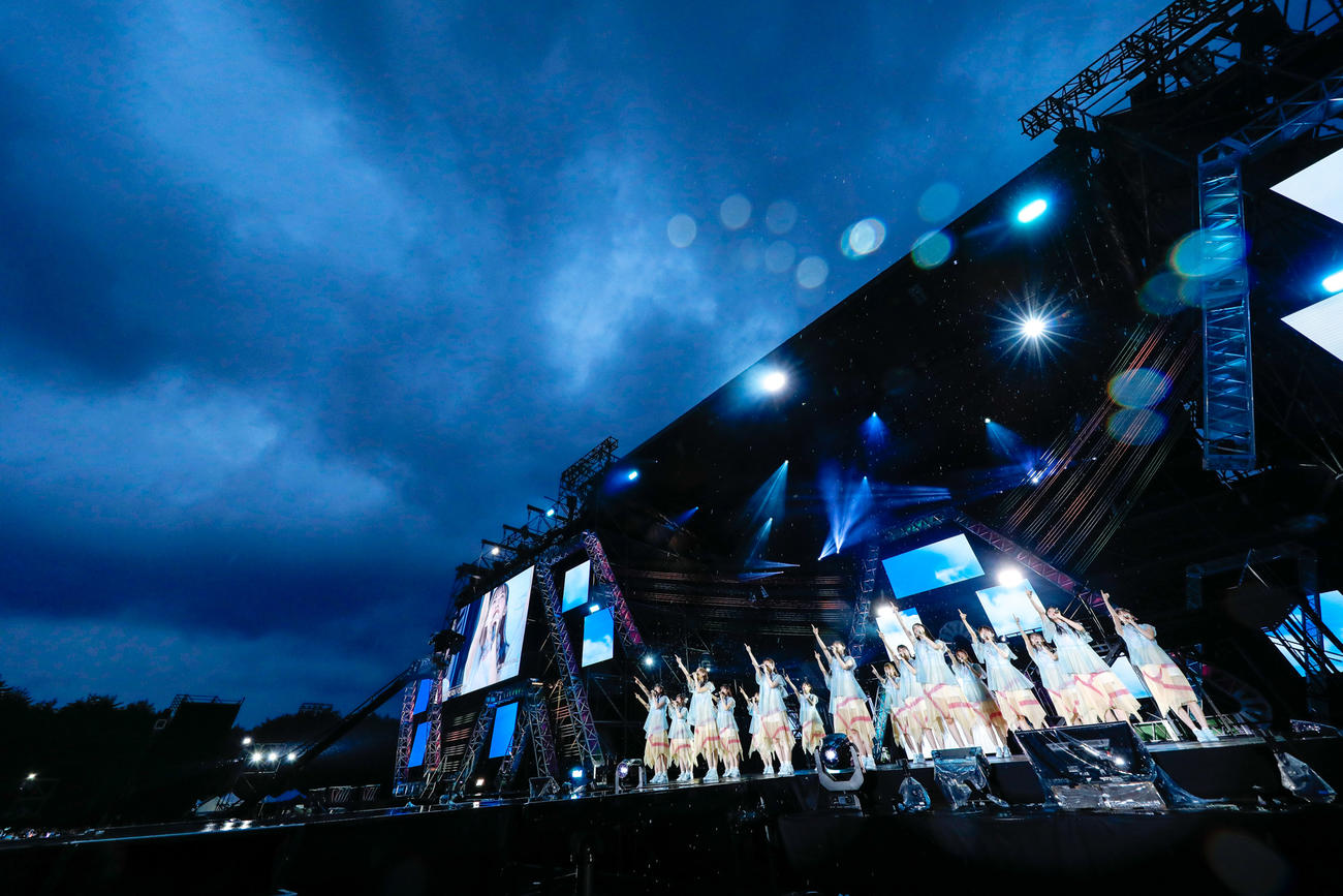 野外ライブ「W－KEYAKI FES．　2022」を開催した日向坂46（撮影・上山陽介氏）