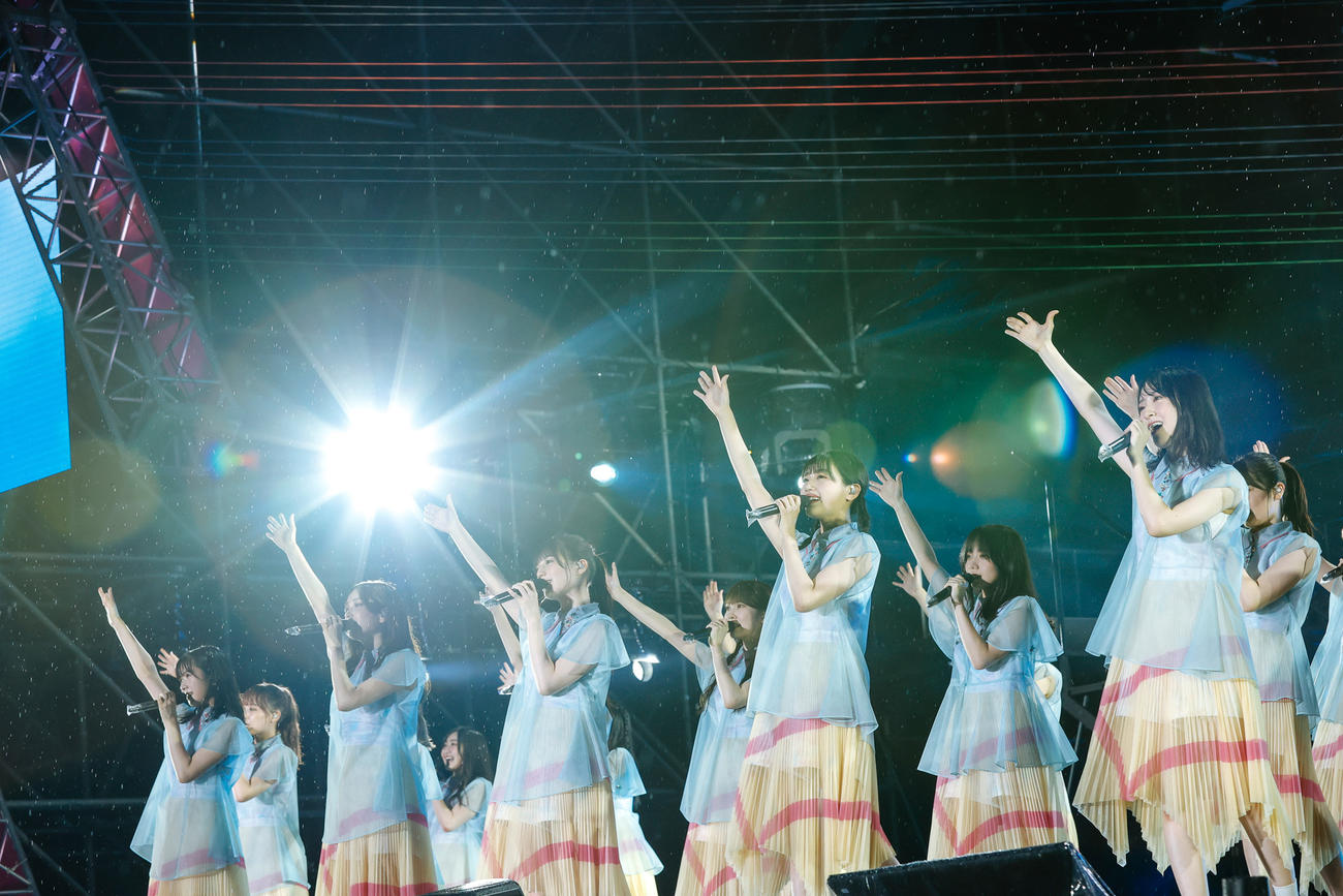 野外ライブ「W－KEYAKI FES．　2022」を開催した日向坂46（撮影・上山陽介氏）