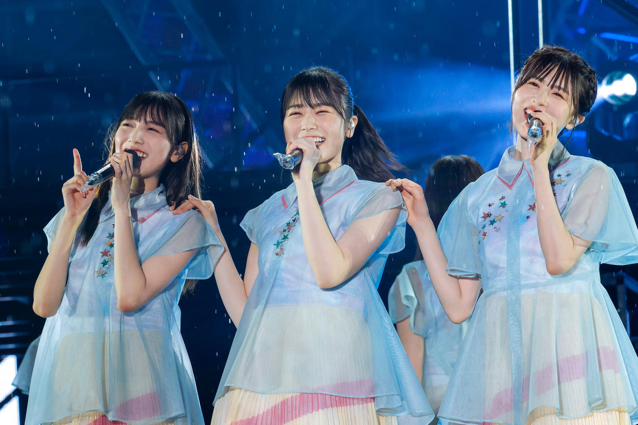 野外ライブ「W－KEYAKI FES．　2022」を開催した日向坂46（撮影・上山陽介氏）