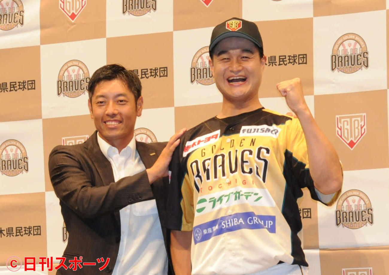 野球の独立リーグ、BCリーグ・栃木ゴールデンブレーブスへの入団会見に出席した、ティモンディの高岸宏行（右）（2022年7月撮影）