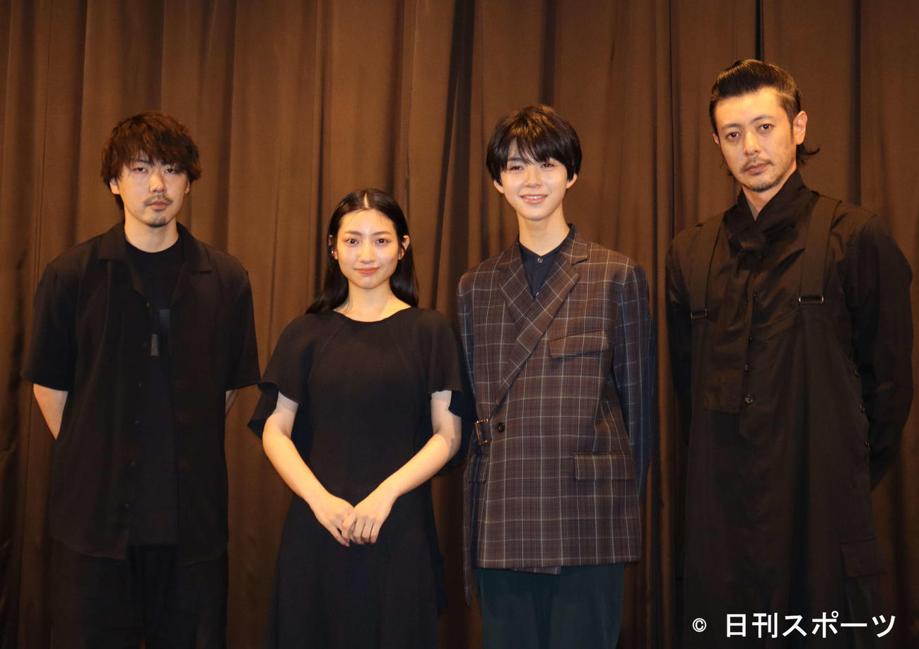 映画「ぜんぶ、ボクのせい」の完成上映舞台あいさつに出席した、左から松本優作監督、川島鈴遥、白鳥晴都、オダギリジョー