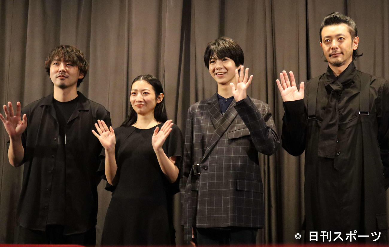 映画「ぜんぶ、ボクのせい」の完成上映舞台あいさつに出席した、左から松本優作監督、川島鈴遥、白鳥晴都、オダギリジョー