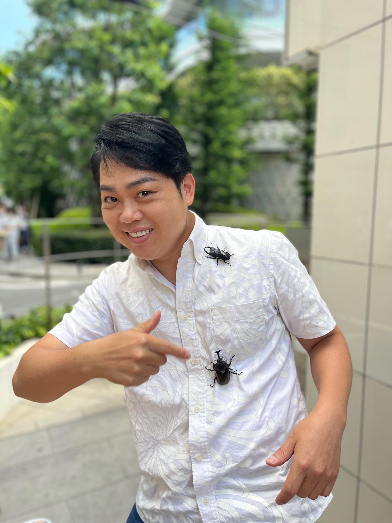 恒例の「カブトムシお渡し会」を行った三山ひろし