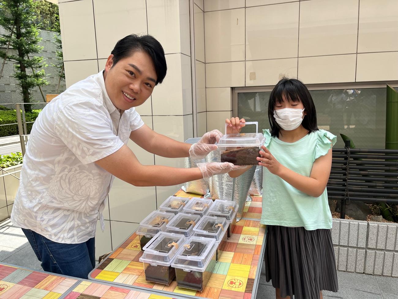 恒例の「カブトムシお渡し会」を行った三山ひろし