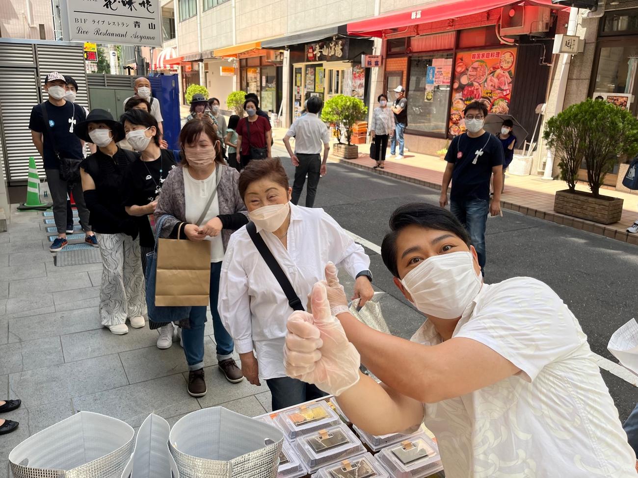 恒例の「カブトムシお渡し会」を行った三山ひろし
