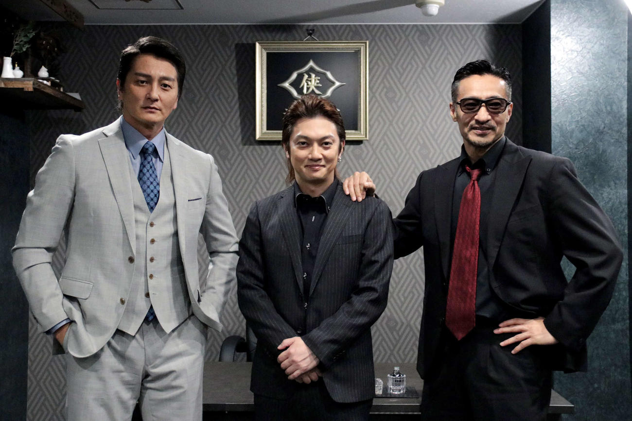 ダブル主演の本宮泰風（左）と山口祥行（右）に激励される喜矢武豊