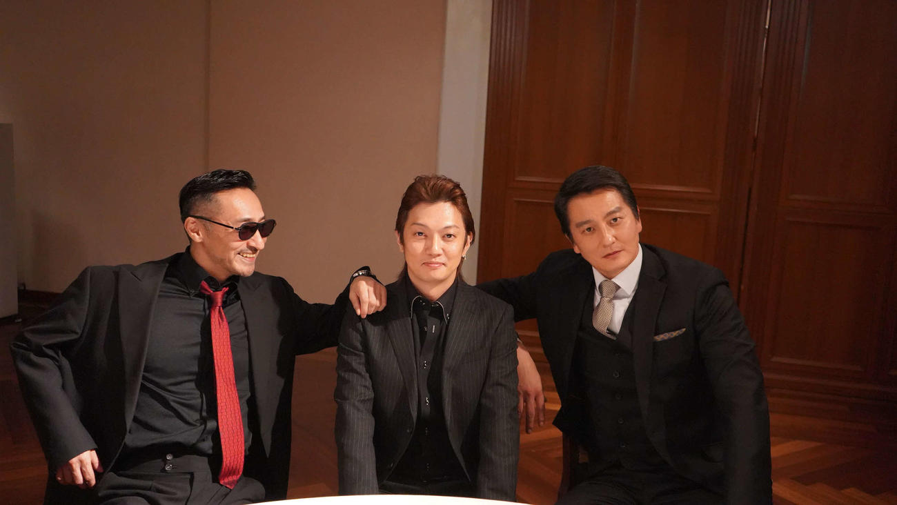 ダブル主演の山口祥行（左）と本宮泰風（右）に激励される喜矢武豊