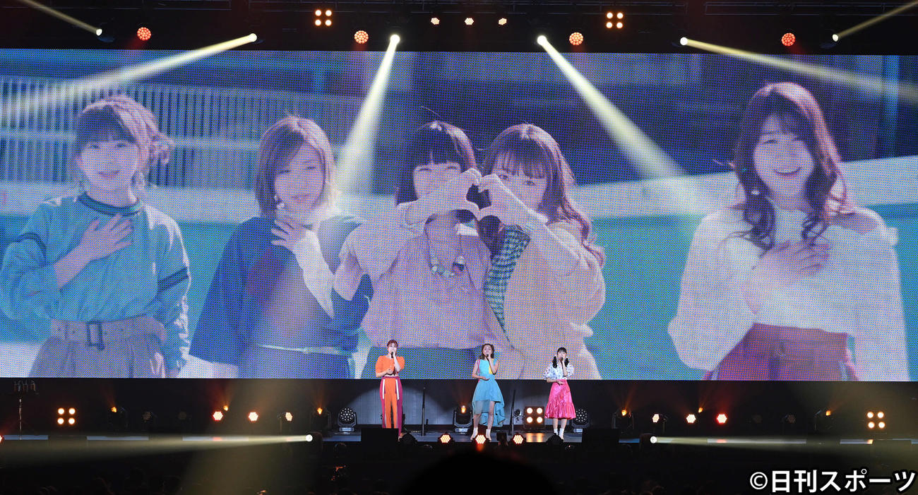 メンバー5人の映像とともに歌うLittle Glee Monster（撮影・滝沢徹郎）