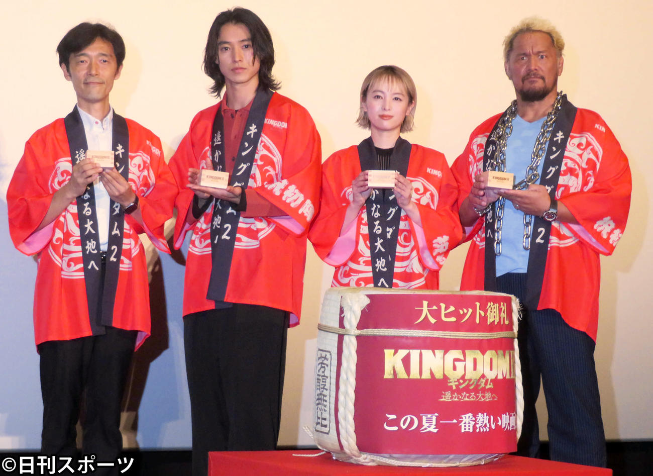 大ヒット御礼舞台あいさつに登壇した、左から佐藤信介監督、山崎賢人、清野菜名、真壁刀義（撮影・村上幸将）