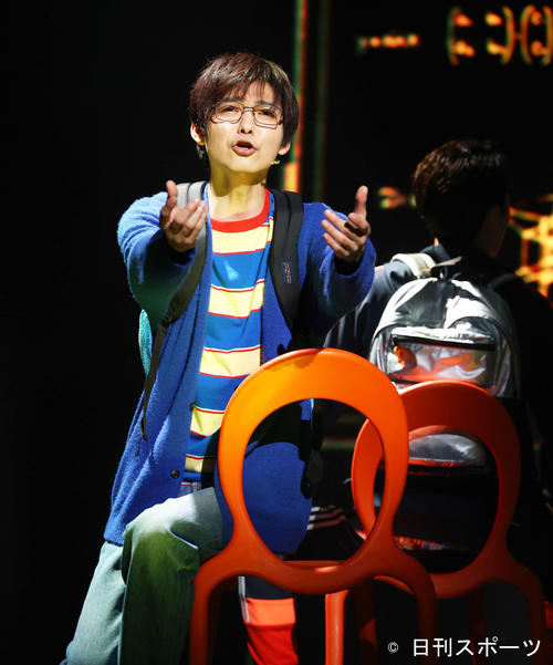プレスコールで熱演するHey！Say！JUMP薮宏太（撮影・河田真司）