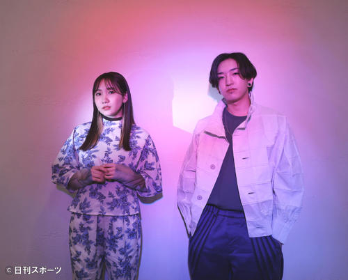 YOASOBIのikura（左）とAyase（2022年5月撮影）