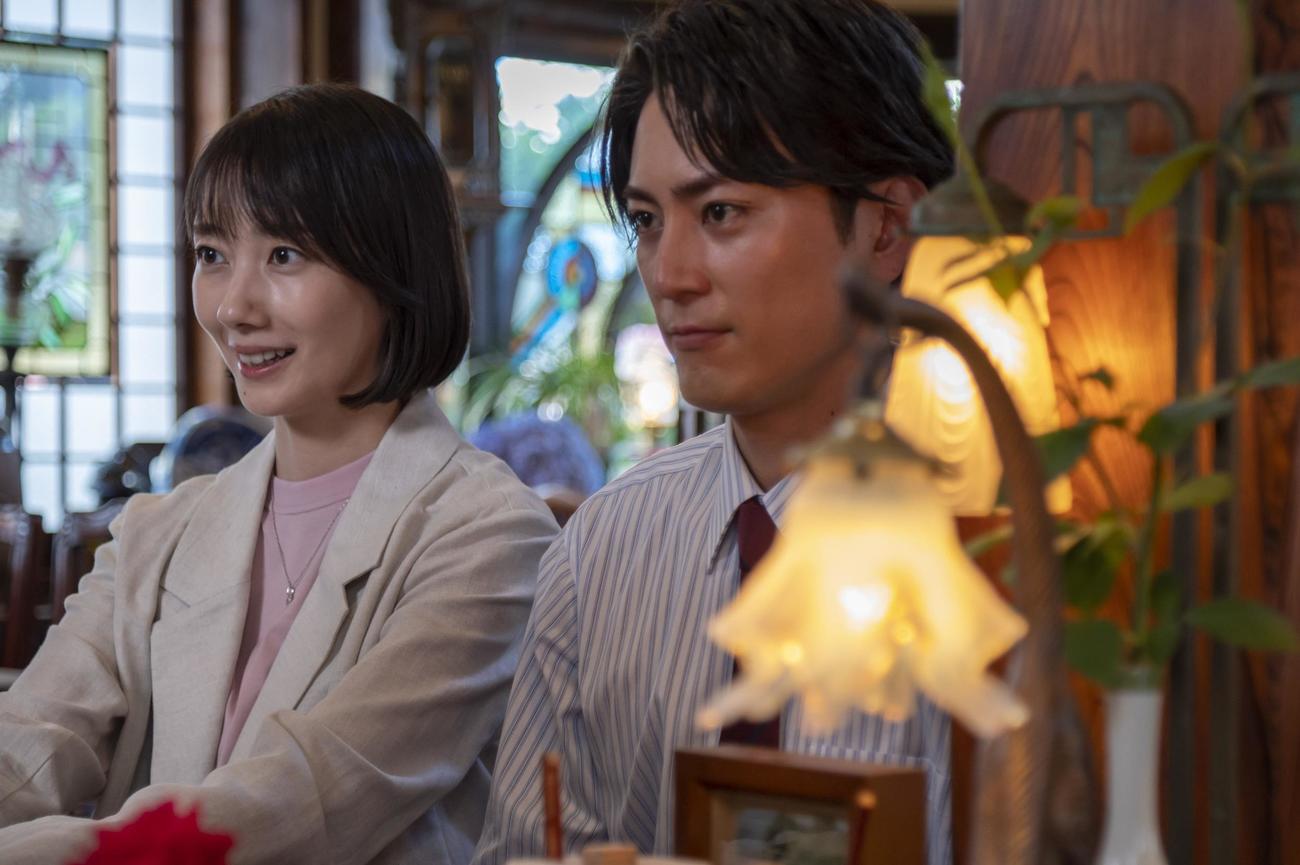 真行寺小梅（波瑠＝左）と福山玄之介（間宮祥太朗）は商談に臨む（C）カンテレ