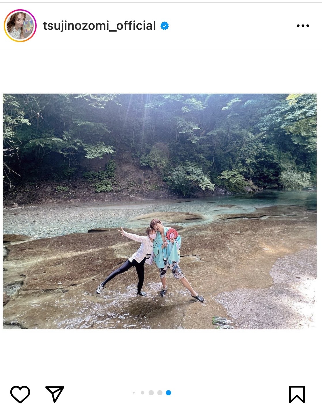 辻希美が公開した清流をバックにした親子ショット（辻希美のインスタグラムより）