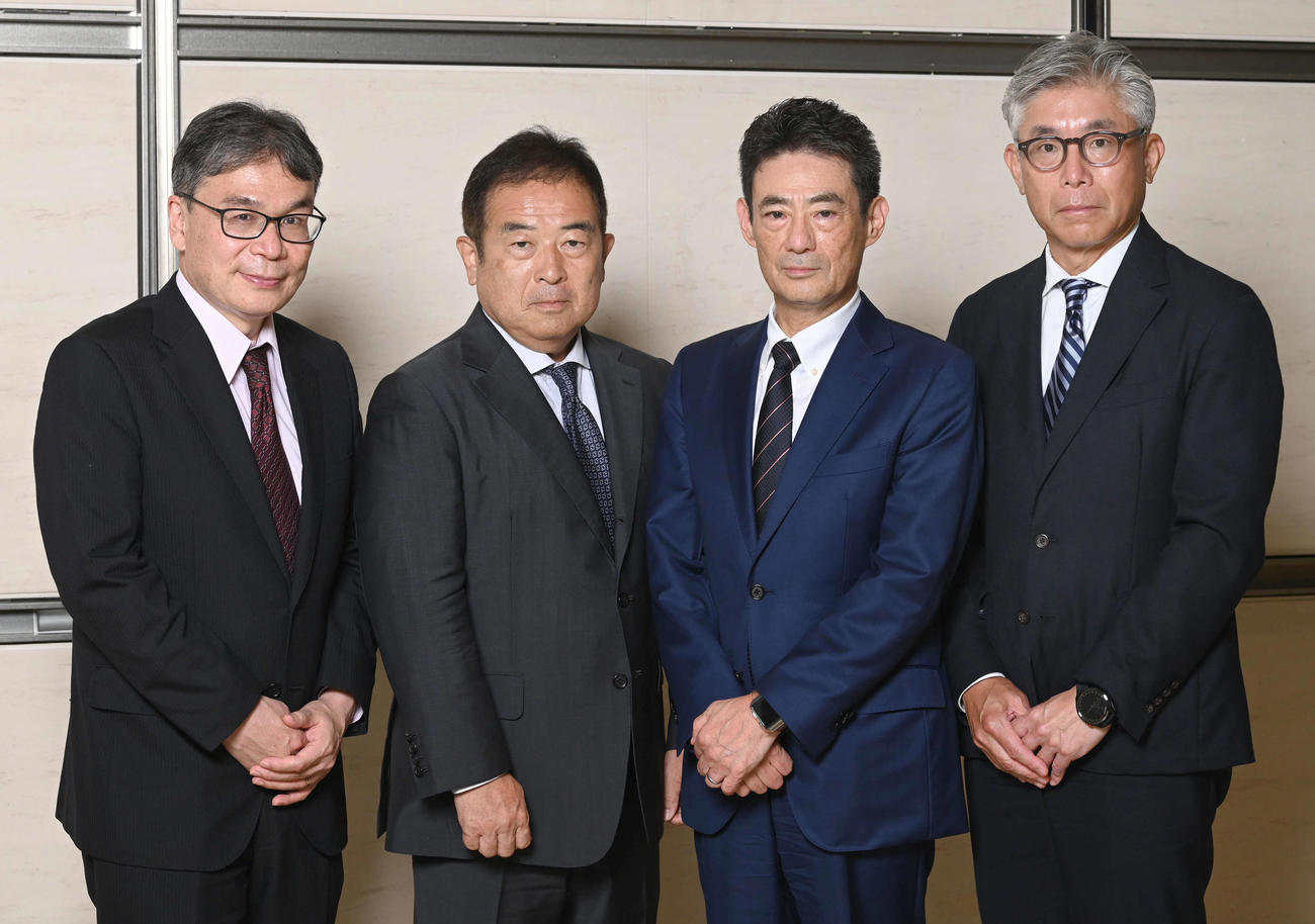 新体制となった、左から日本テレビの沢桂一グローバルビジネス局長、福田博之コンテンツ戦略本部長、石澤顕社長、於保浩之CDO、社長室、コンテンツ戦略補佐担当