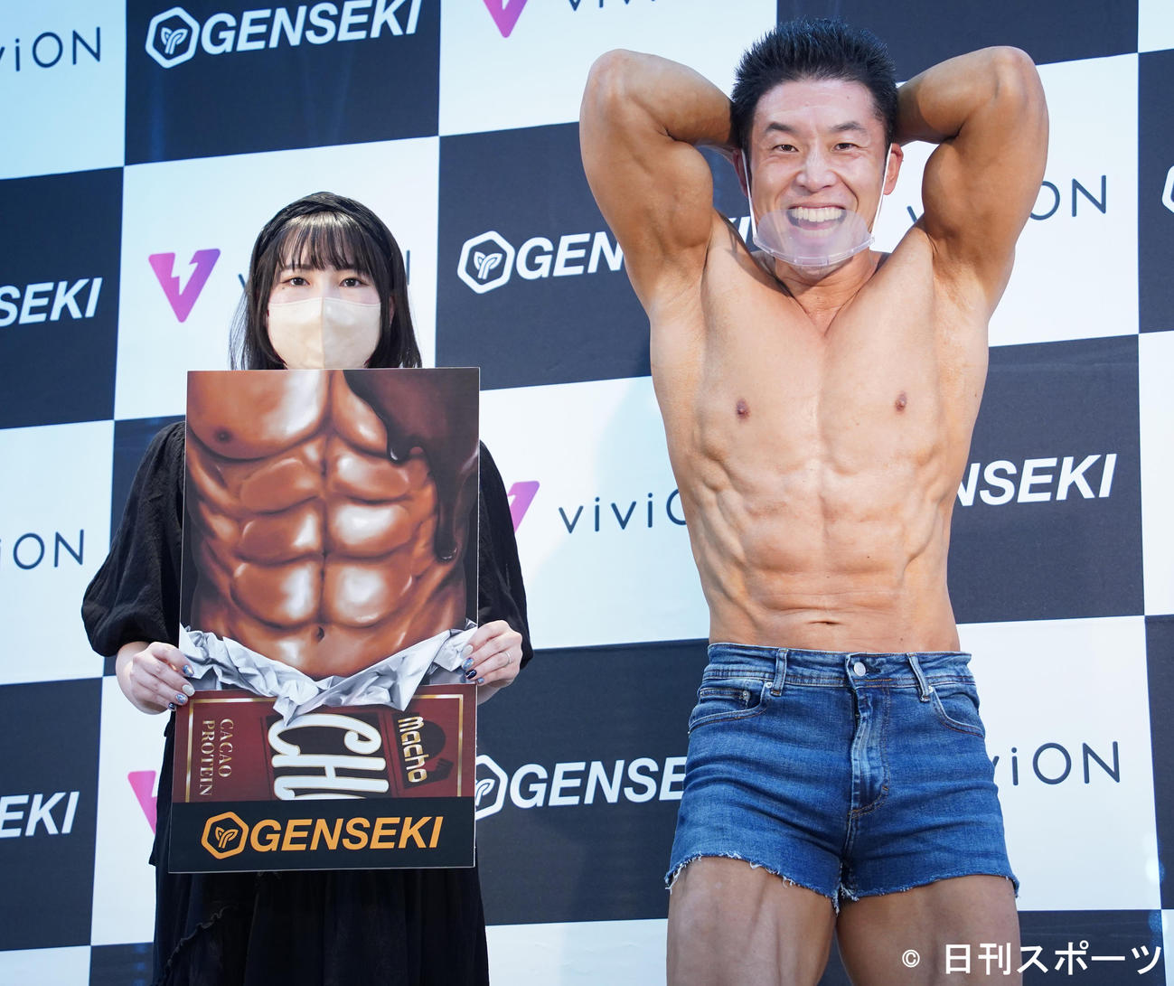 「筋肉イラストコンテスト授賞式」で、最優秀作のるぅさん（左）となかやまきんに君（撮影・佐藤勝亮）