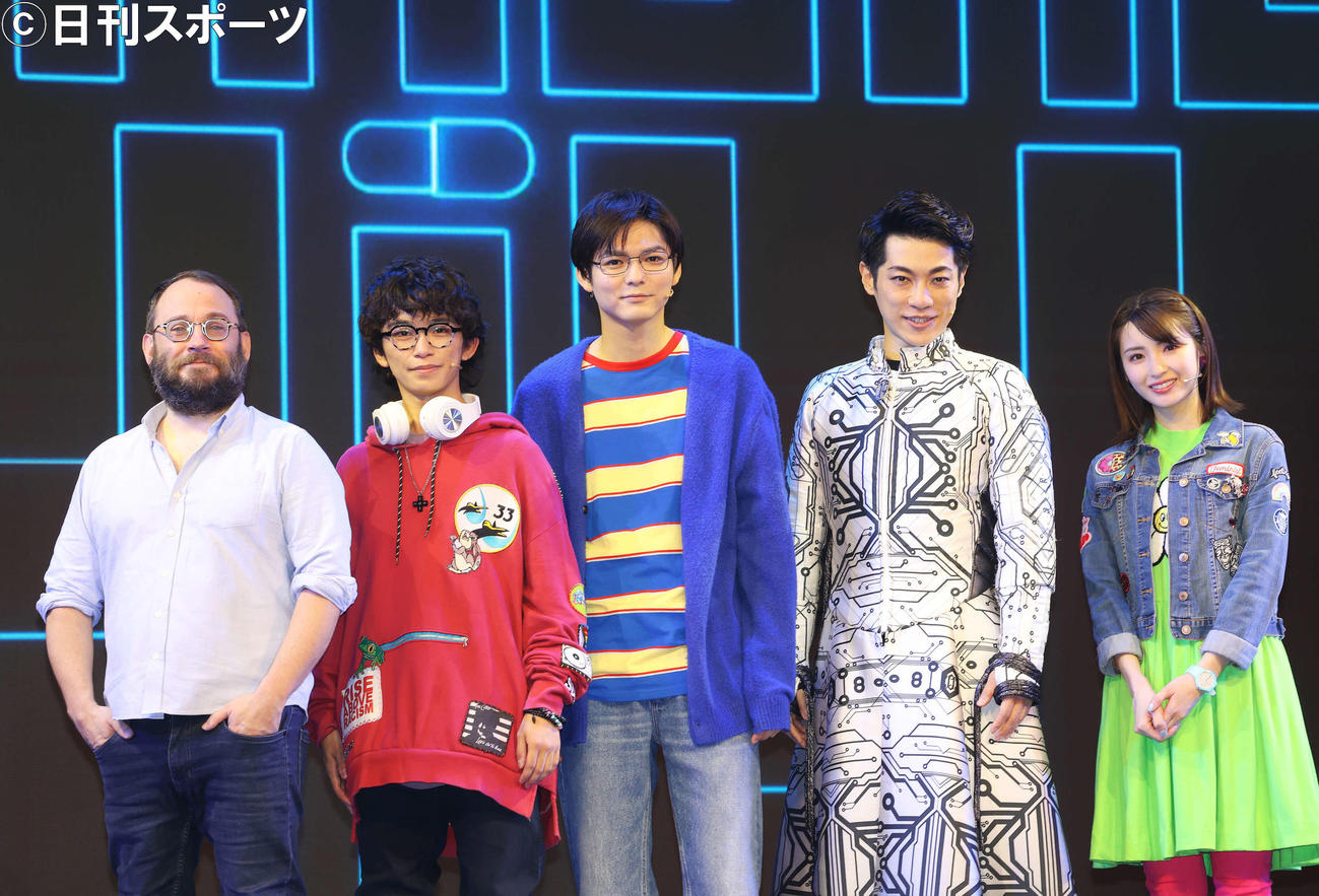 フォトセッションに臨む、左から演出のスティーヴン・ブラケット氏、加藤清史郎、Hey！Say！JUMP薮宏太、横山だいすけ、井上小百合（撮影・河田真司）