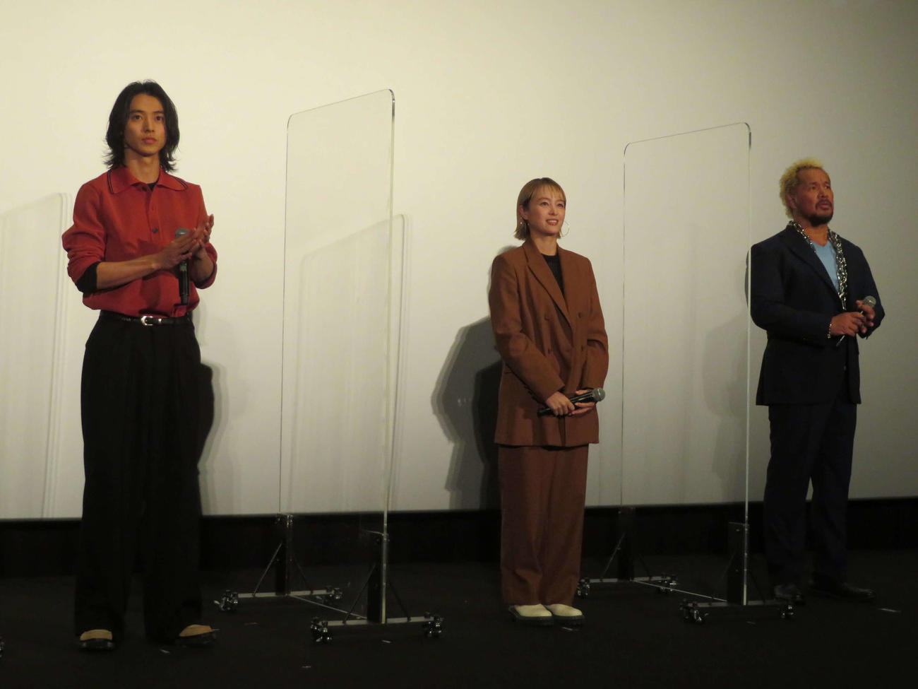 映画「キングダム2　遥かなる大地へ」大ヒット御礼舞台あいさつに登壇した、左から山崎賢人、清野菜名、真壁刀義（撮影・村上幸将）