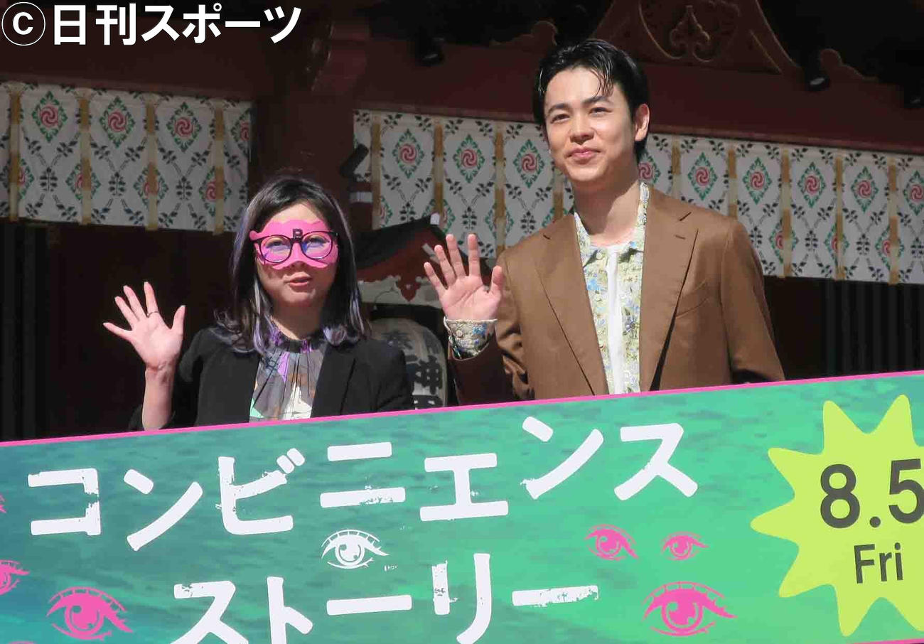 ヒット祈願イベントを行った成田凌。左は占い師ぷりあでぃす玲奈さん