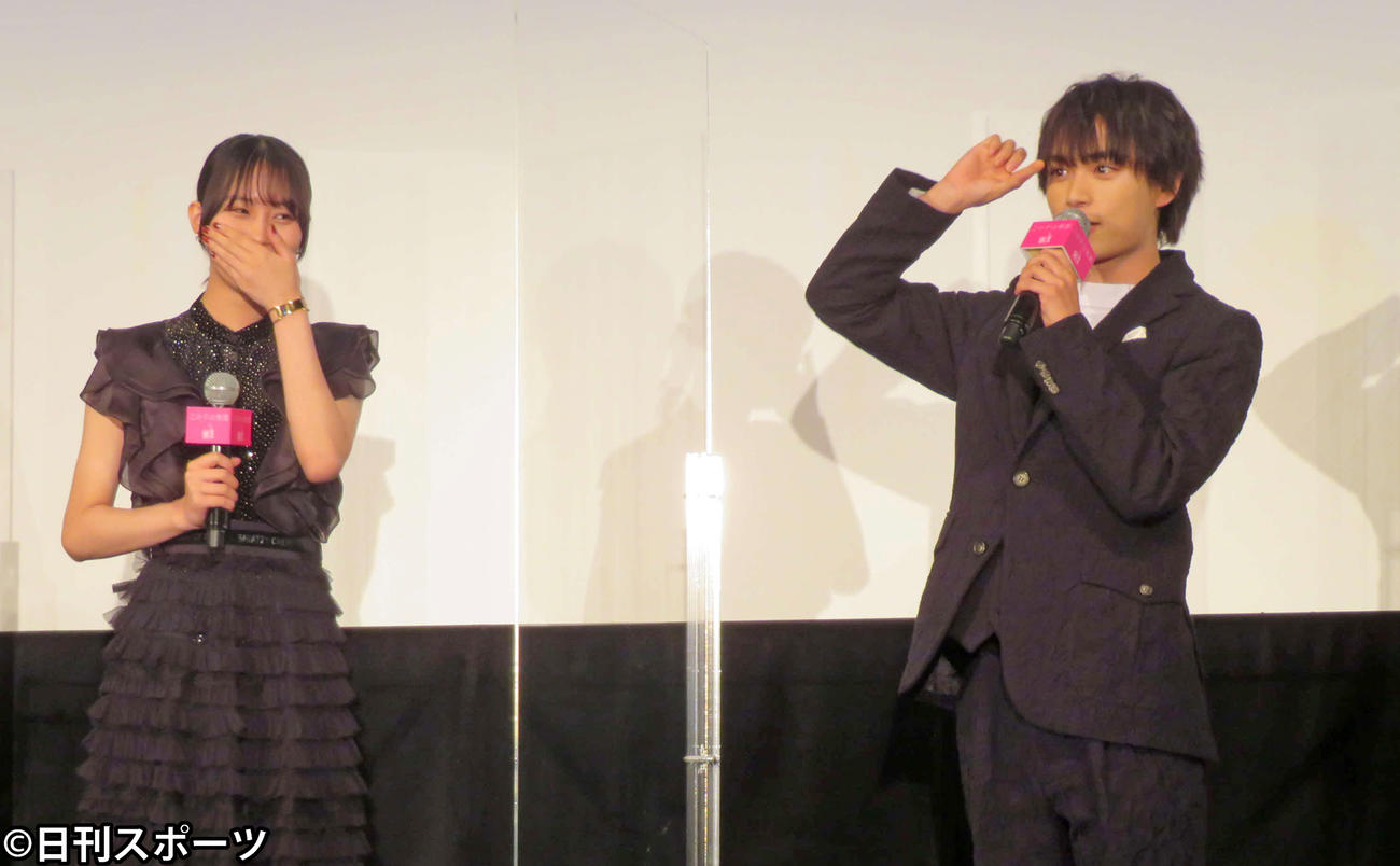 映画「この子は邪悪」完成披露イベントで南沙良から習った目薬のさし方を披露する、なにわ男子の大西流星（撮影・村上幸将）