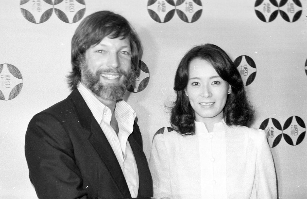 日米合作映画「将軍」のまりこ役に決まり、主演のリチャード・チェンバレンと記者会見をする島田陽子さん（1978年7月撮影）