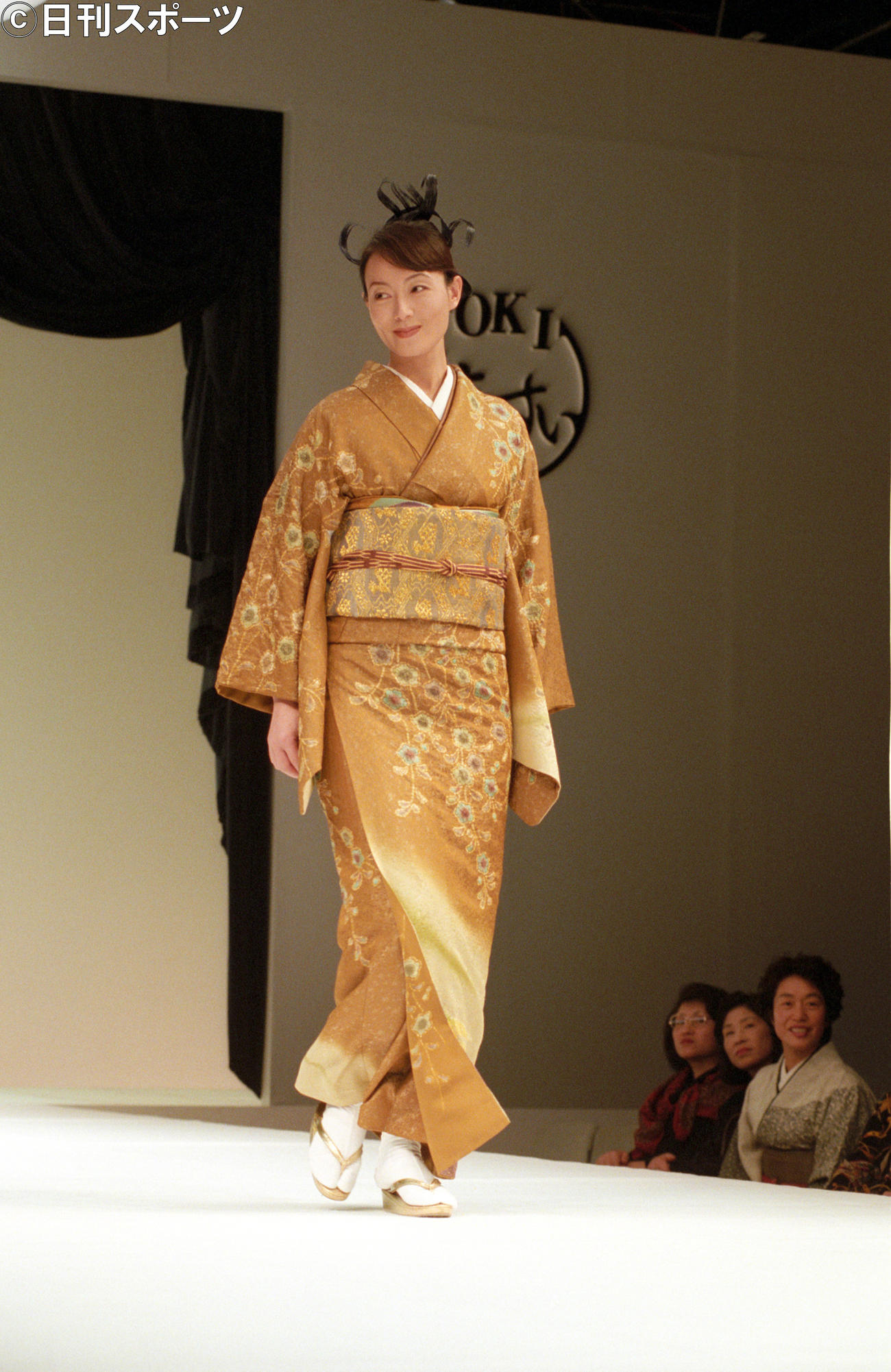 着物ショーにモデルとして出演した島田陽子さん（1996年11月撮影）