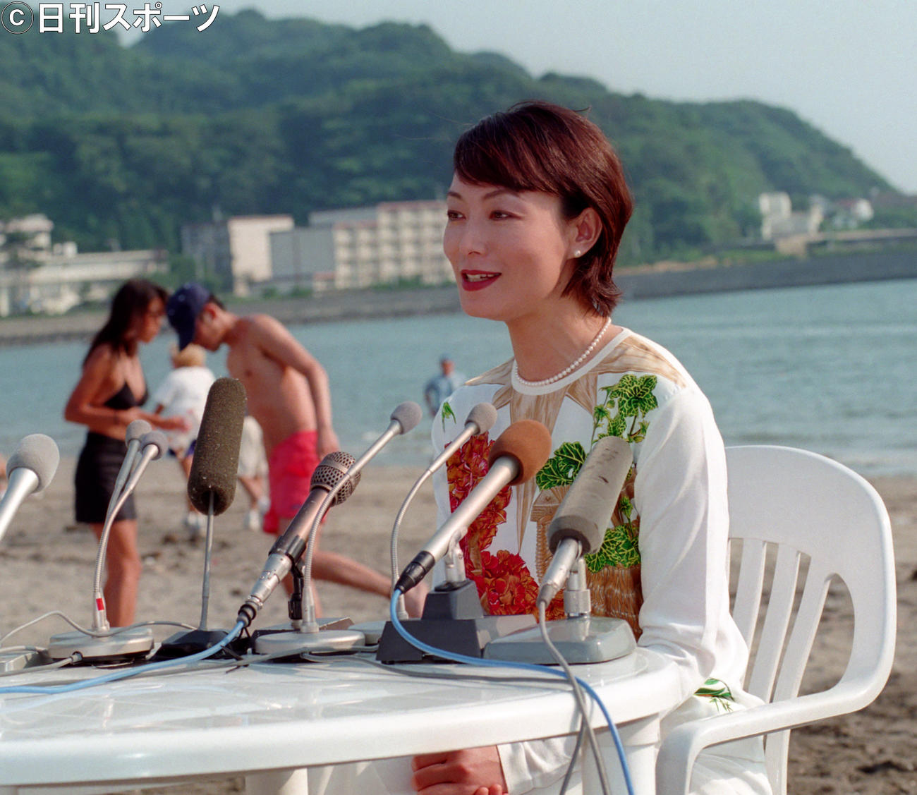 神奈川県・逗子海岸で個人事務所設立の会見をする島田陽子さん（1996年7月撮影）