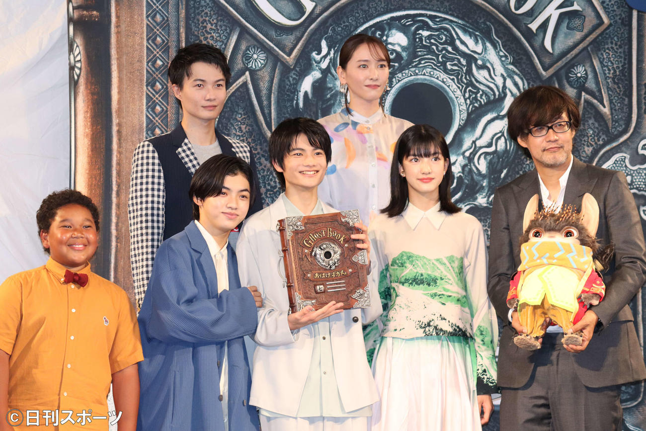 映画「ゴーストブック　おばけずかん」完成披露試写会に出席した、前列左からサニーマックレンドン、柴崎楓雅、城桧吏、吉村文香、山崎貴監督、後列左から神木隆之介、新垣結衣（2022年6月撮影）