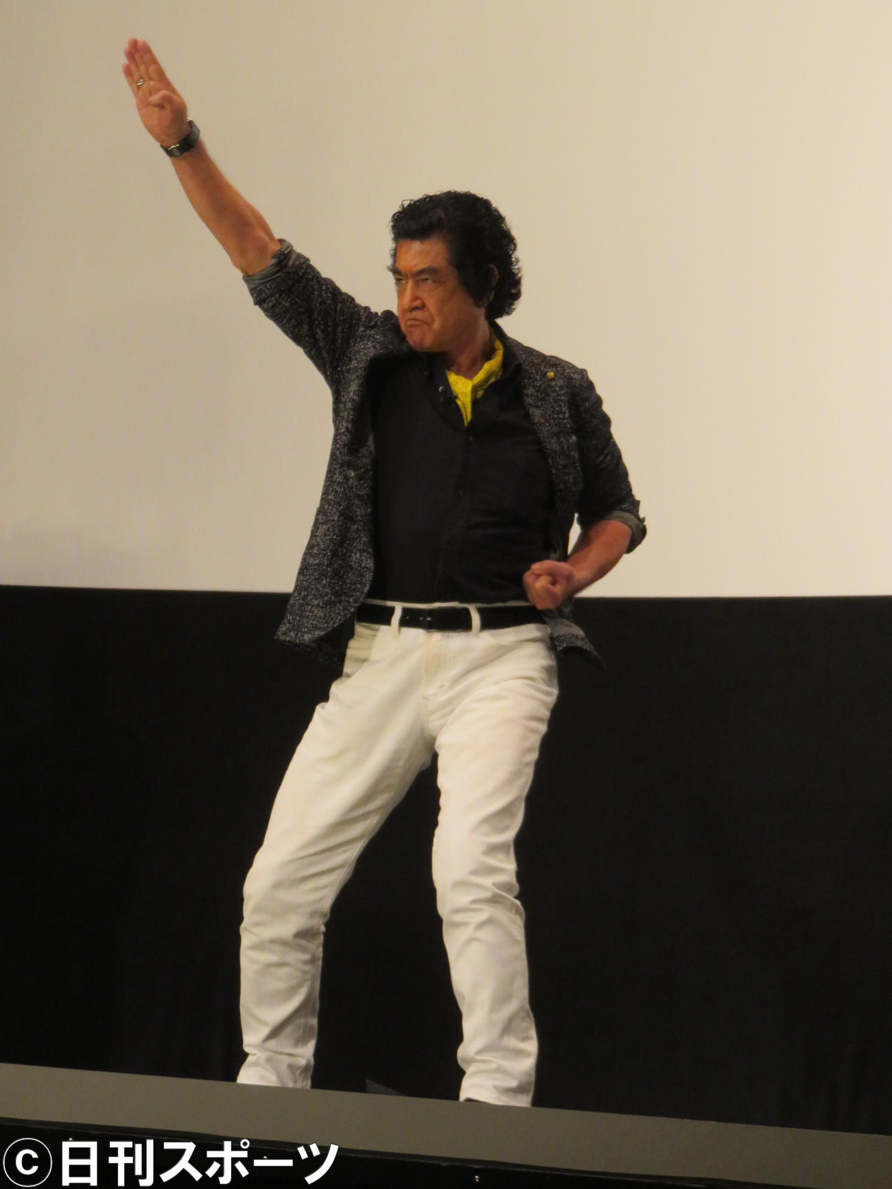 仮面ライダーの50周年イベントで変身ポーズを決める藤岡弘、