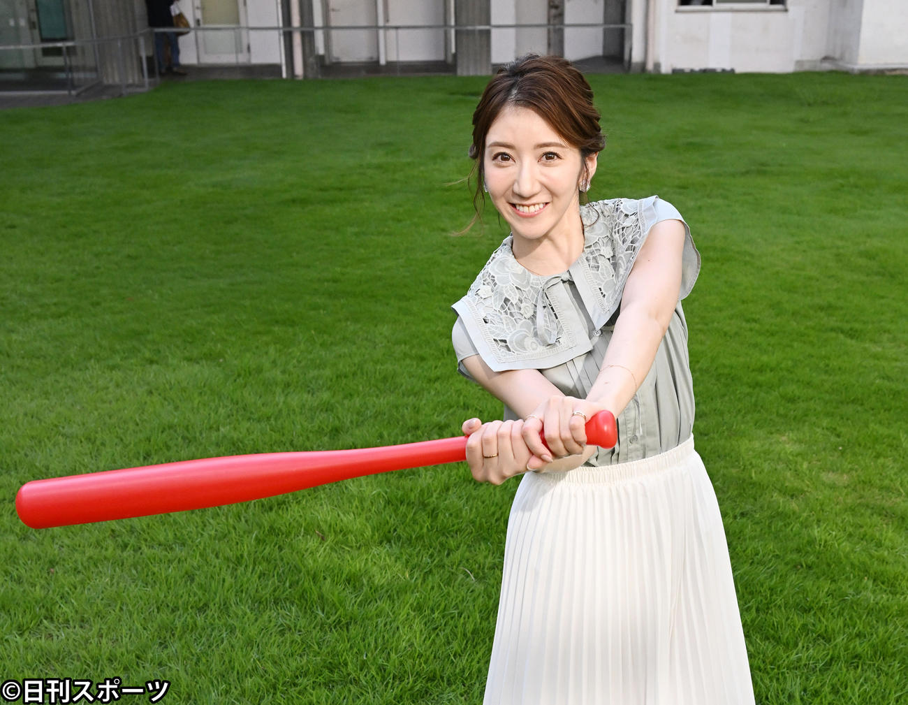 野球好きな坂本麻子アナウンサーはバットをフルスイング（撮影・滝沢徹郎）