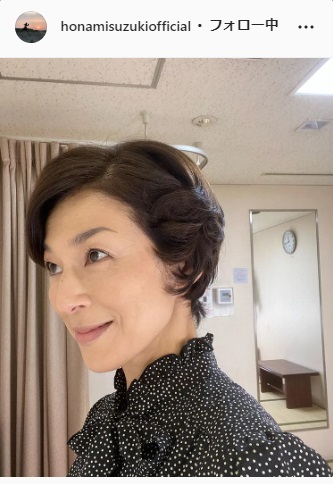 左斜め前から撮影した表情のアップ写真を公開した鈴木保奈美（鈴木保奈美のインスタグラムより）