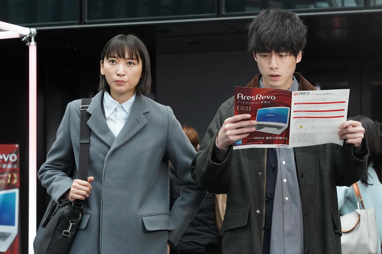 白熊楓（杏＝左）と小勝負勉（坂口健太郎）はアレス電機の調査に取りかかった（C）フジテレビ