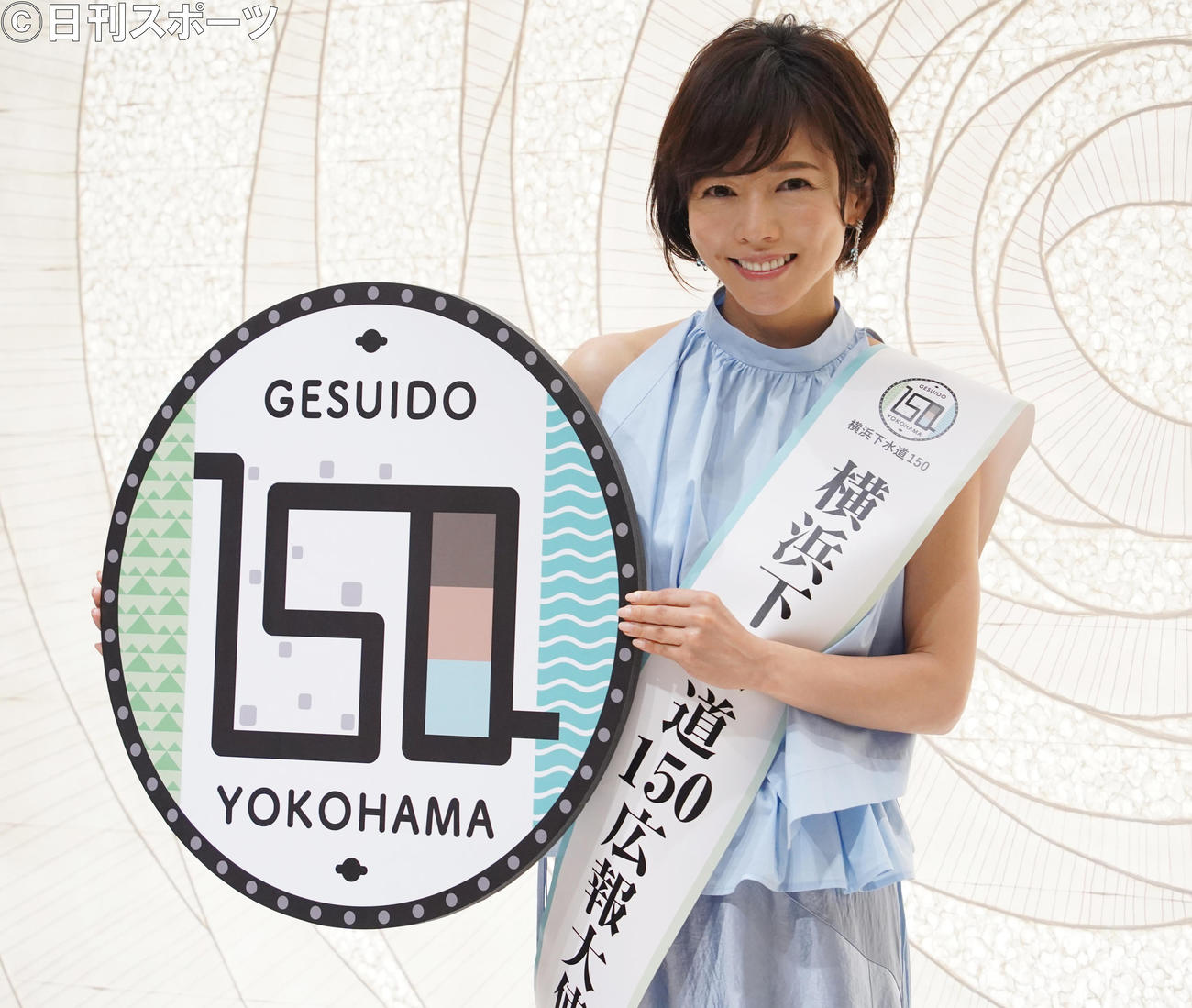 「横浜下水道150広報大使」に就任し、マンホールのレプリカで笑顔を見せる釈由美子（撮影・佐藤勝亮）