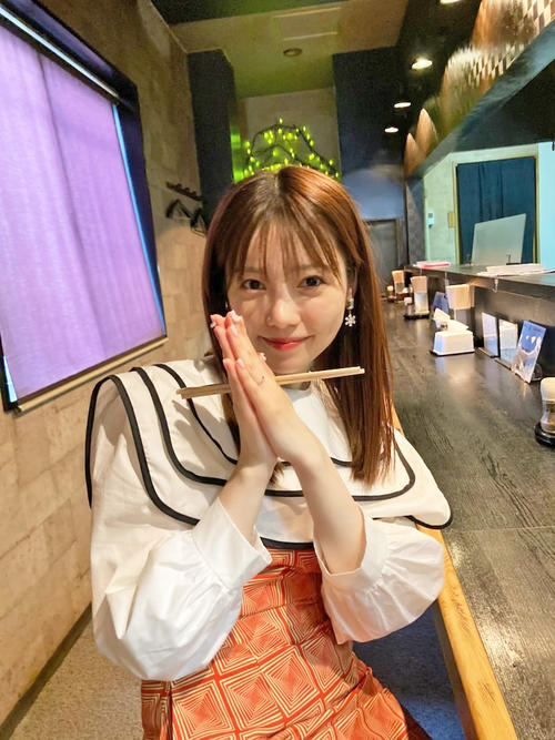 島崎遥香 ラーメン店での いただきますポーズ 公開 佐野岳との 夫婦ショット も 芸能写真ニュース 日刊スポーツ