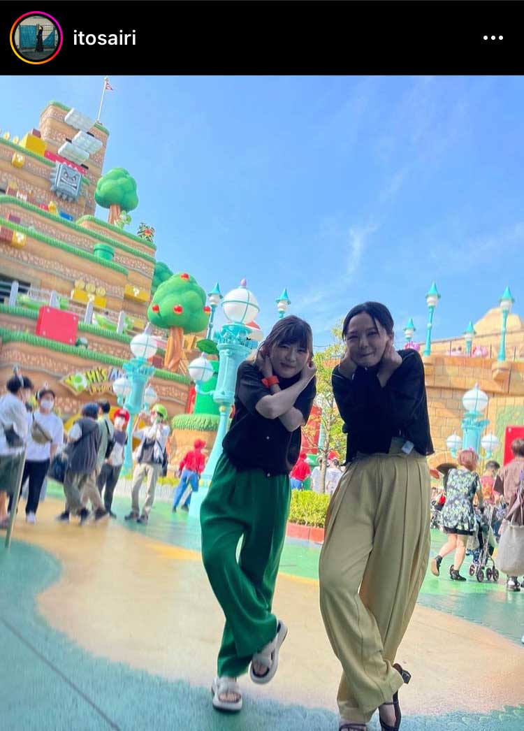USJで「岩倉ポーズ」する伊藤沙莉（左）と蛙亭イワクラ（伊藤沙莉インスタグラムより）