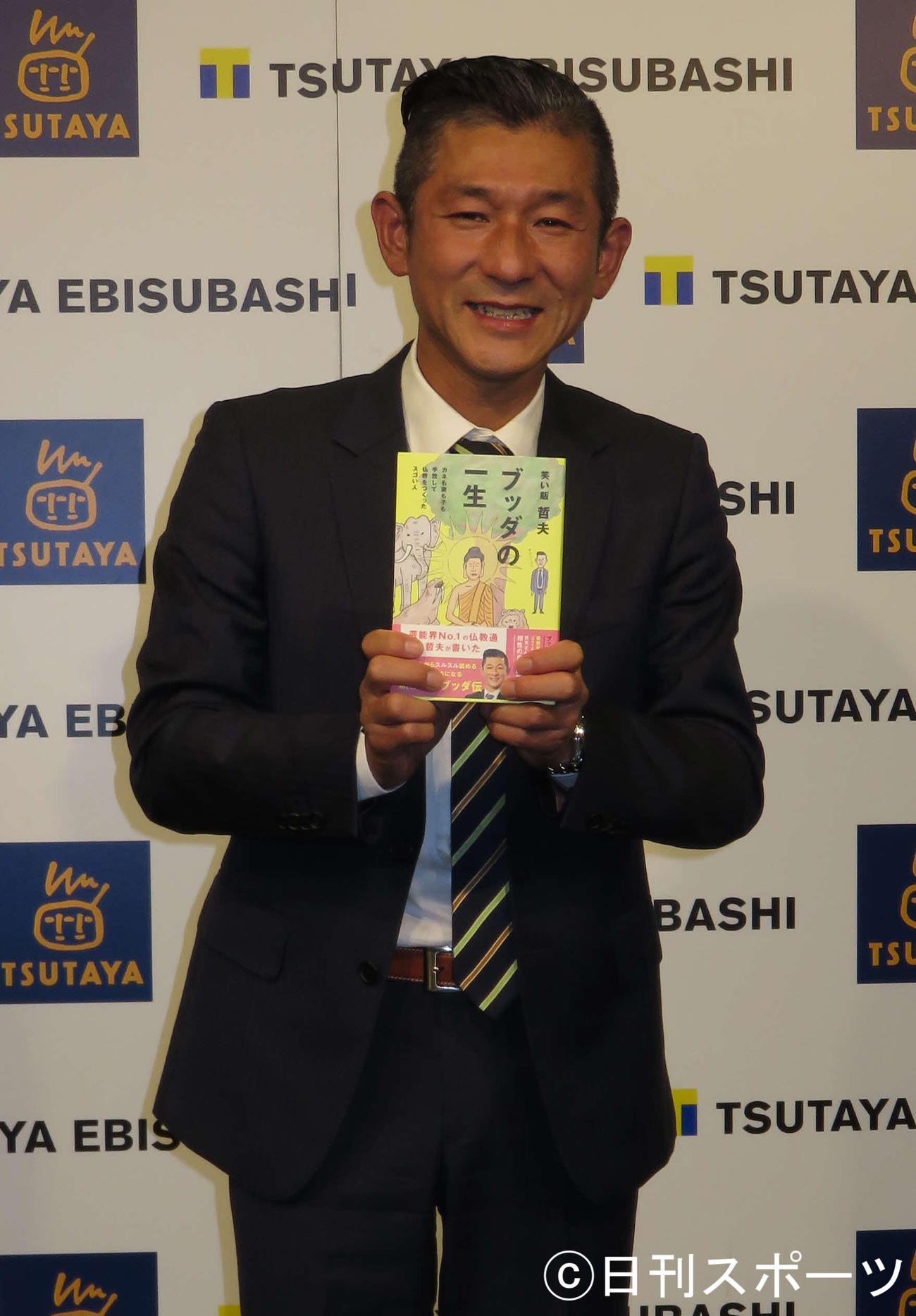 ブッダについての自著発売記念イベントで取材に応じた笑い飯哲夫（撮影・村上久美子）