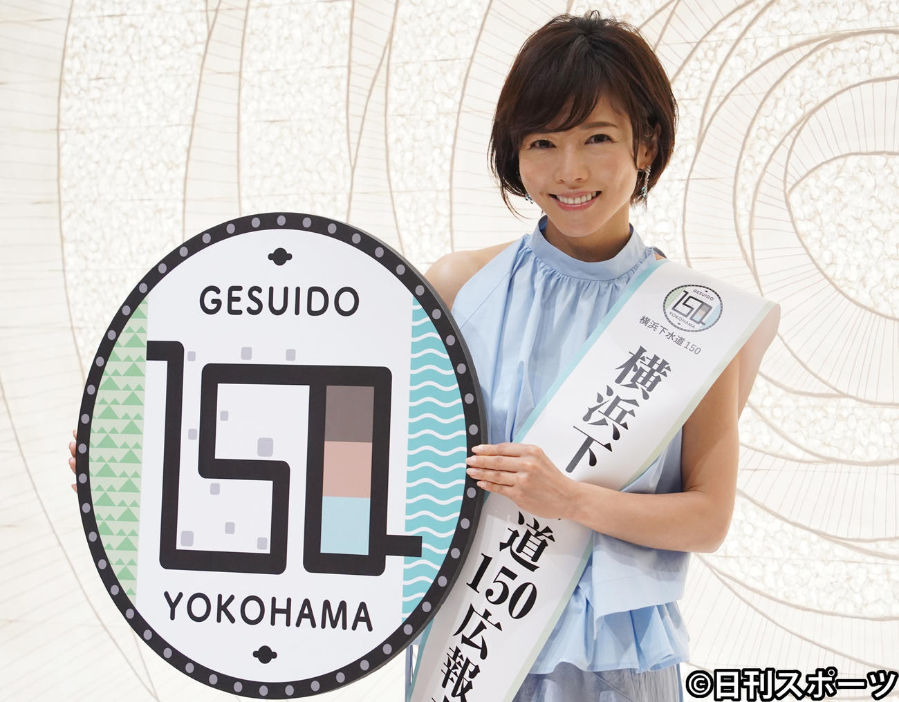 「横浜下水道150広報大使」に就任し、マンホールのレプリカで笑顔を見せる釈由美子（撮影・佐藤勝亮）