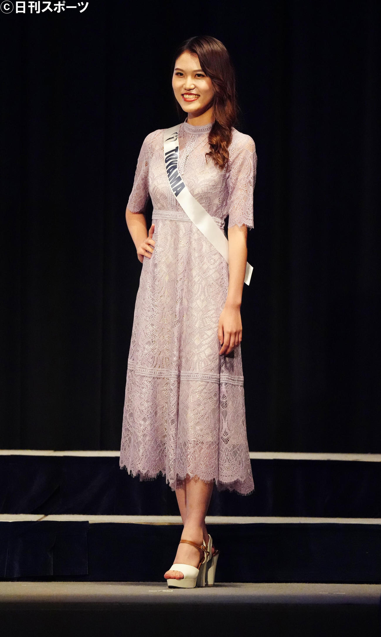「2022ミス・アース・ジャパン」でカジュアルウエア審査に臨むミス富山の又川愛さん（撮影・江口和貴）