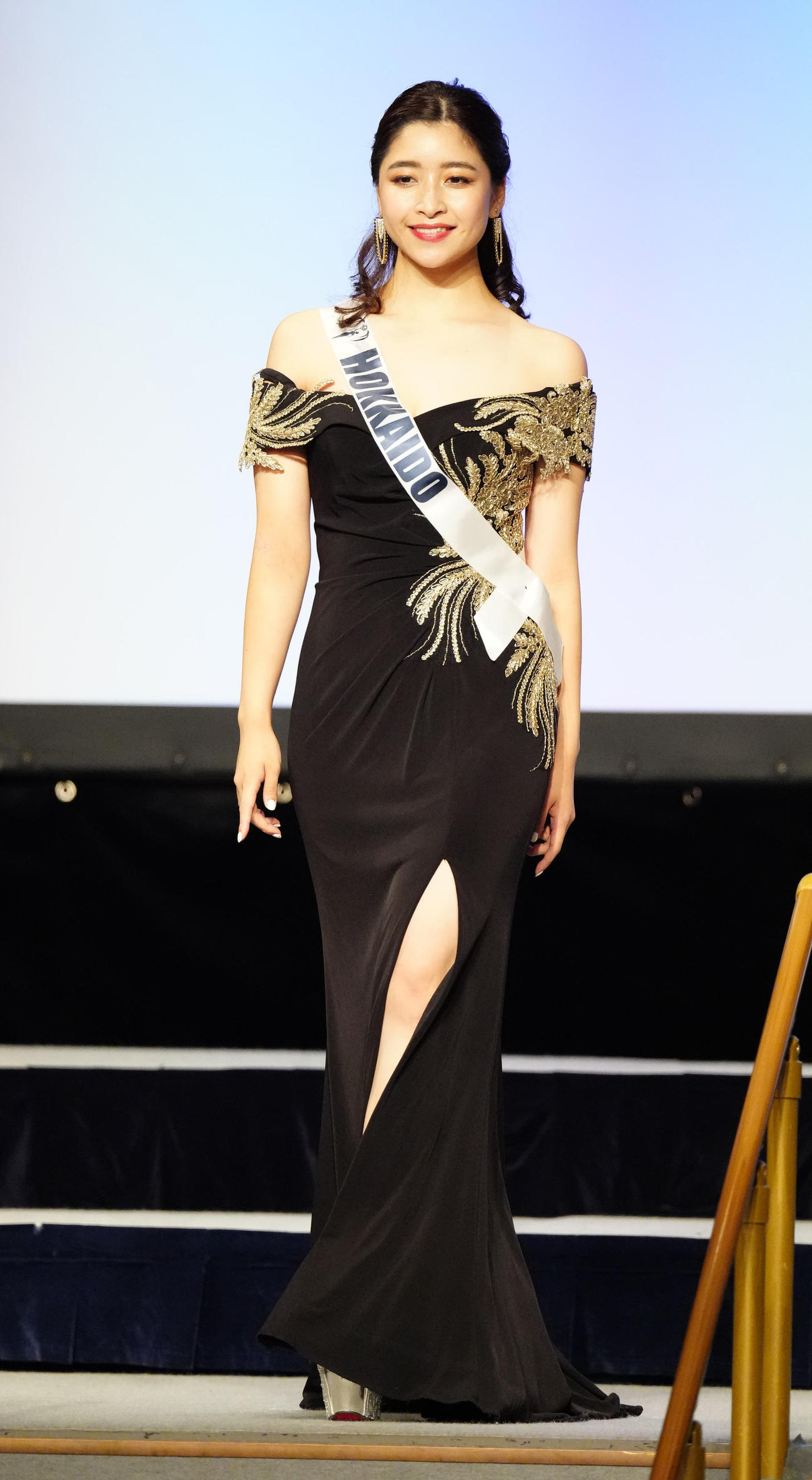 「2022ミス・アース・ジャパン」でドレス審査に臨むミス北海道の濱木琴音さん（撮影・江口和貴）