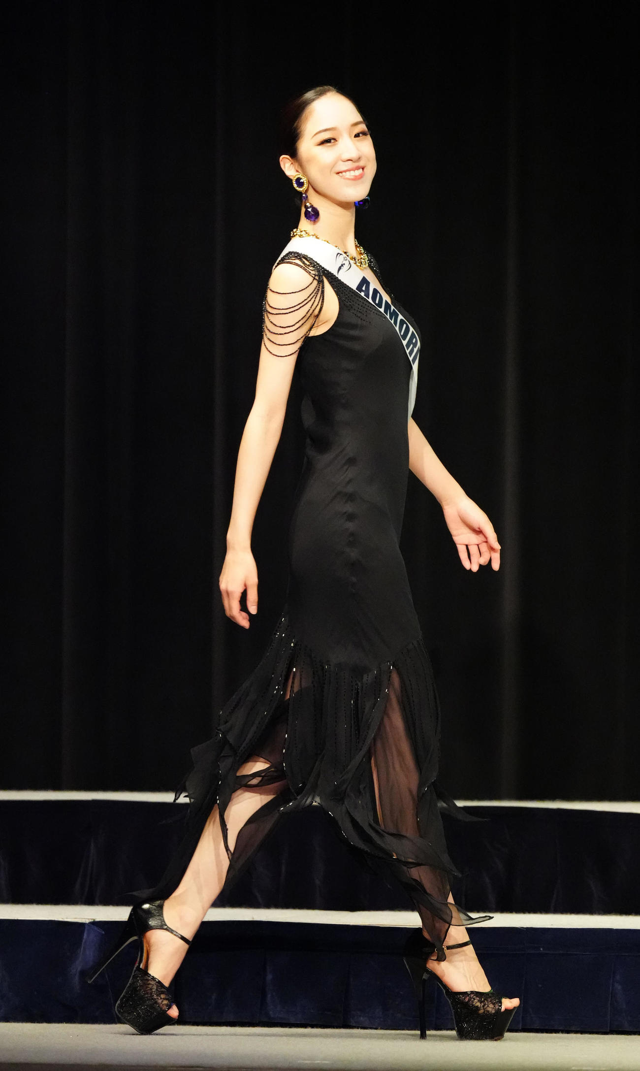 「2022ミス・アース・ジャパン」でドレス審査に臨むミス青森の山本芽生さん（撮影・江口和貴）