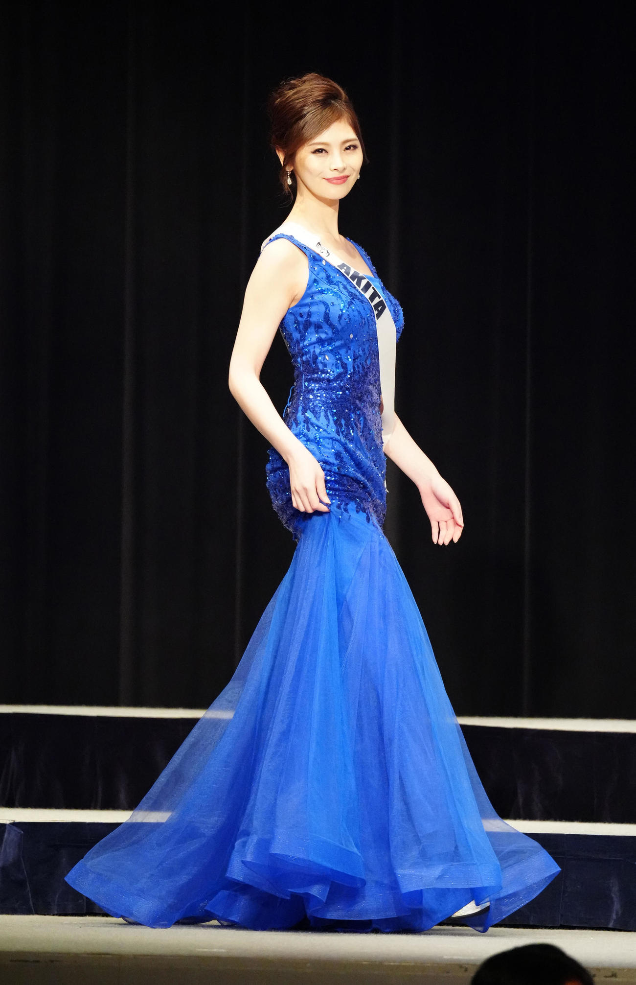 「2022ミス・アース・ジャパン」でドレス審査に臨むミス秋田の古川咲愛耶さん（撮影・江口和貴）