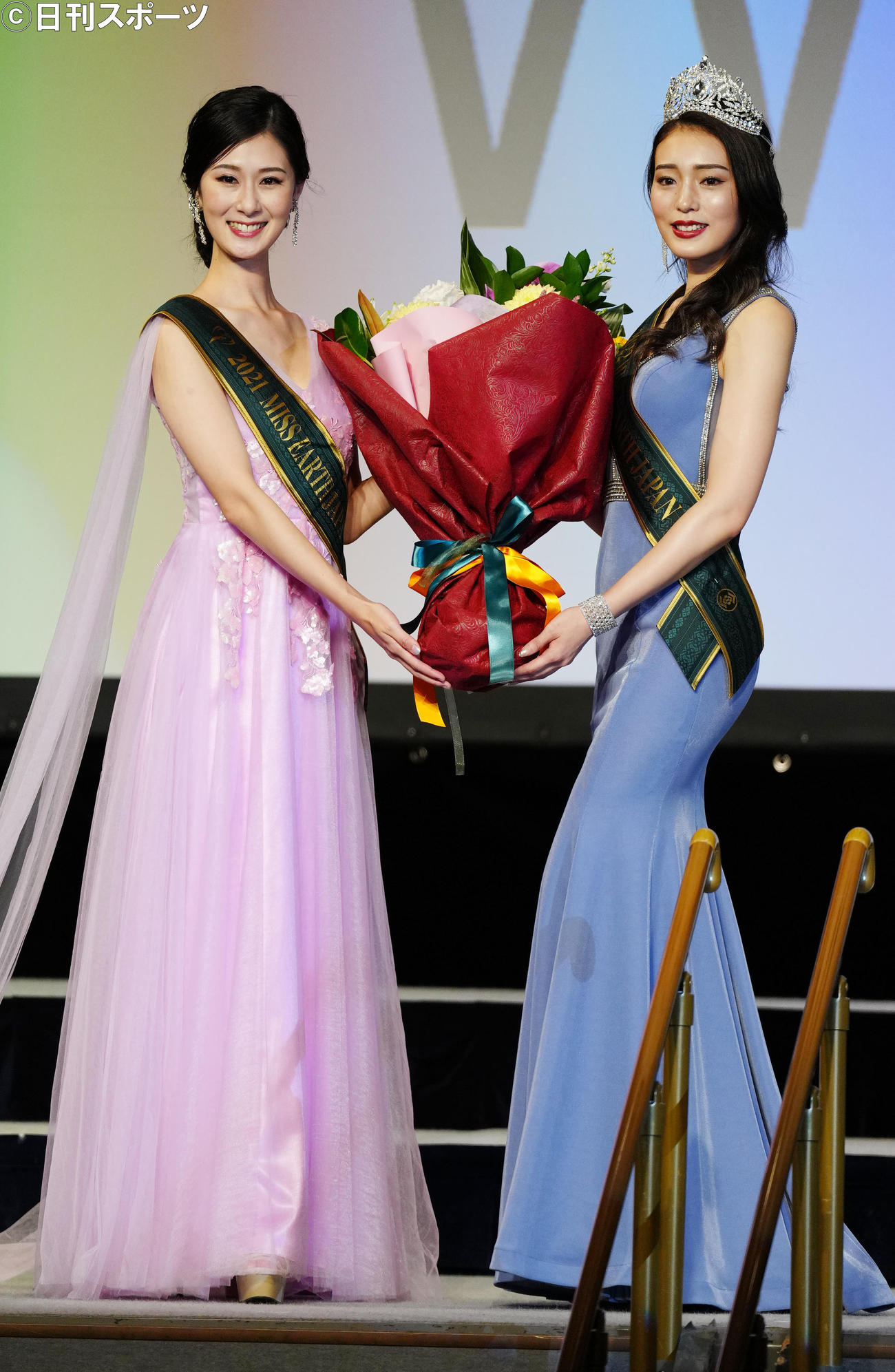 「2022ミス・アース・ジャパン」でグランプリに輝いたミス埼玉の松本真映さん（右）。左は2021年グランプリの吉田小夏さん（撮影・江口和貴）