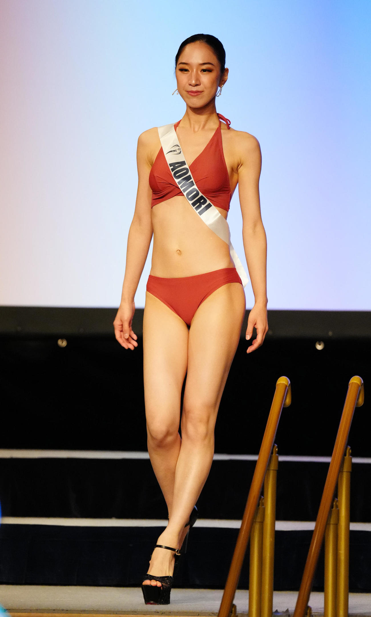 「2022ミス・アース・ジャパン」で水着審査に臨むミス青森の山本芽生さん（撮影・江口和貴）