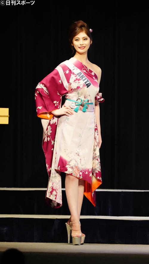 「2022ミス・アース・ジャパン」でカジュアルウエア審査に臨むミス秋田の古川咲愛耶さん（撮影・江口和貴）