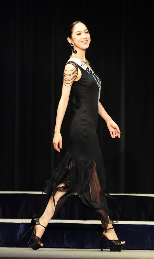 「2022ミス・アース・ジャパン」でドレス審査に臨むミス青森の山本芽生さん（撮影・江口和貴）