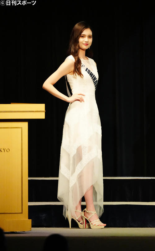 「2022ミス・アース・ジャパン」でカジュアルウエア審査に臨むミス石川の村橋莉菜さん（撮影・江口和貴）