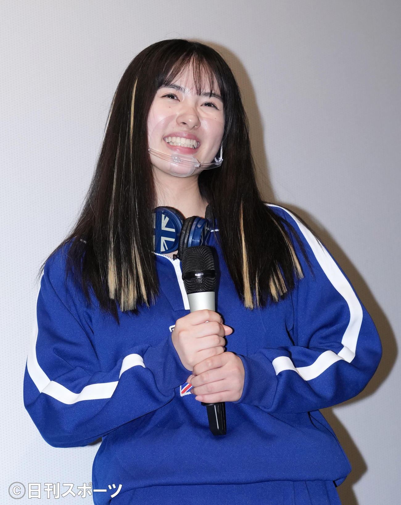 映画「グリーンバレット」完成披露上映会で舞台あいさつをする内藤花恋（撮影・菅敏）