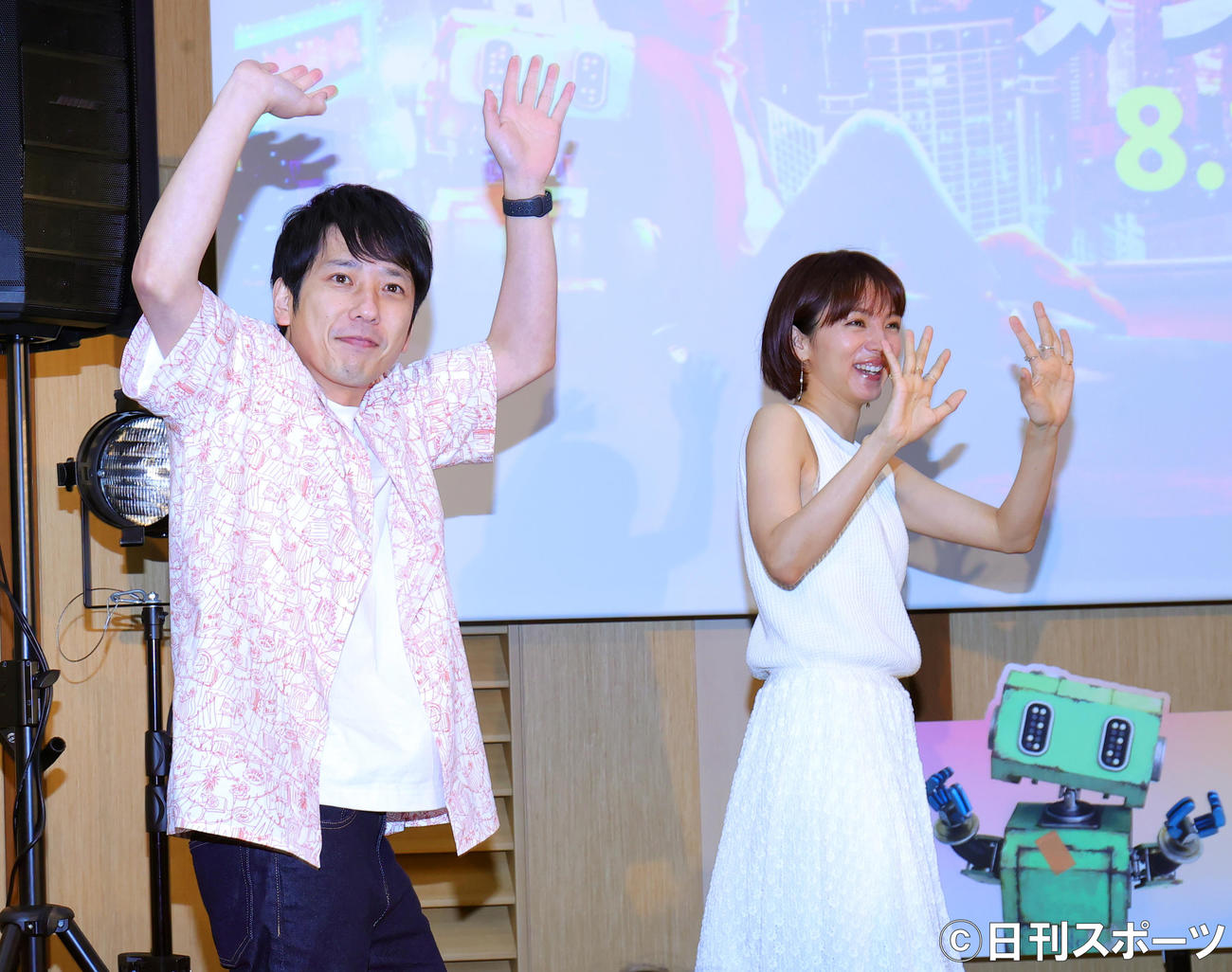日大文理学部で学生たちを前に行われた映画「TANG」公開直前イベントに登場した二宮和也（左）と満島ひかり（撮影・野上伸悟）