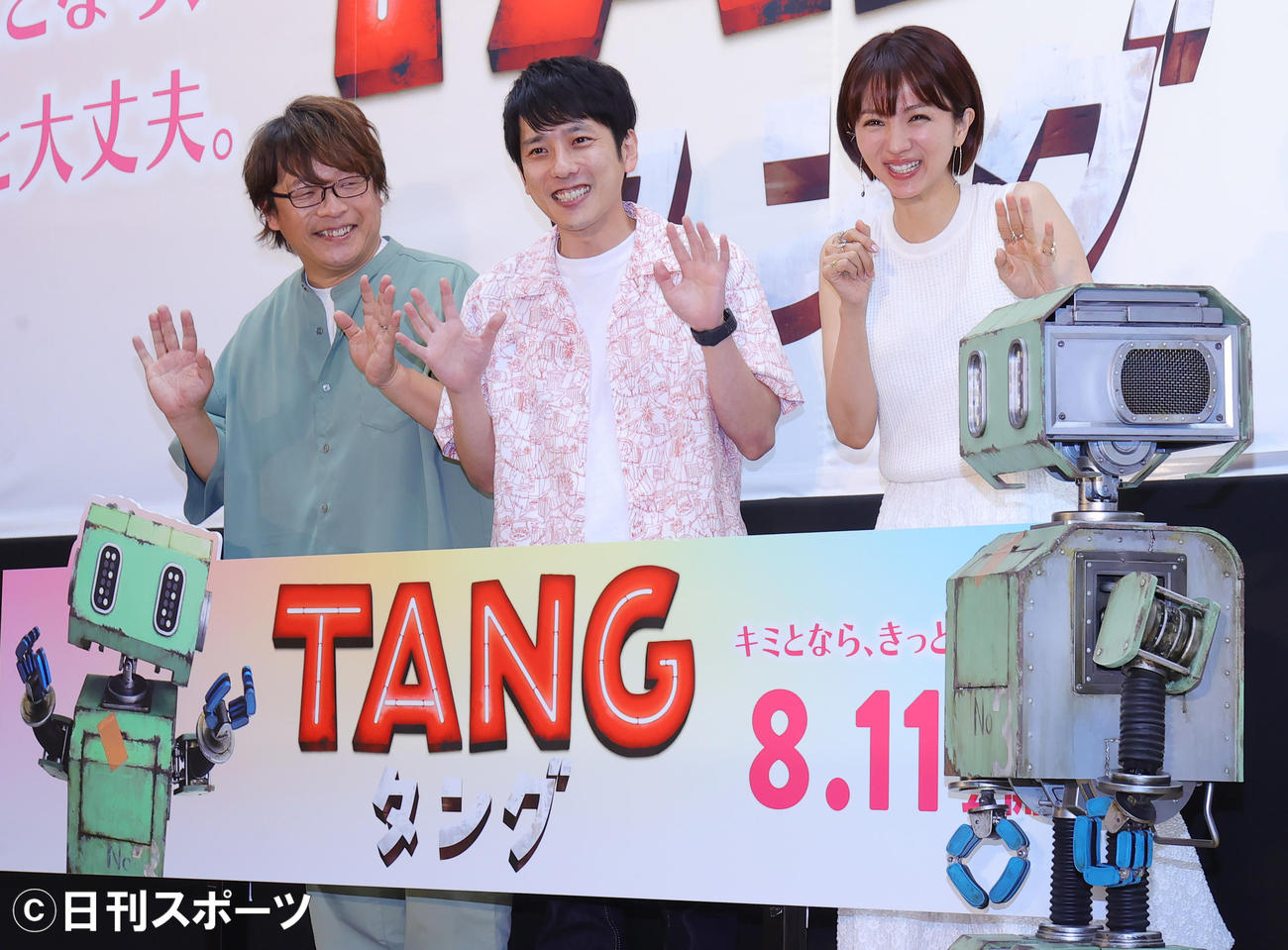 日大文理学部で学生たちを前に行われた映画「TANG」公開直前イベントに登場した左から三木孝浩監督、二宮和也、満島ひかり（撮影・野上伸悟）